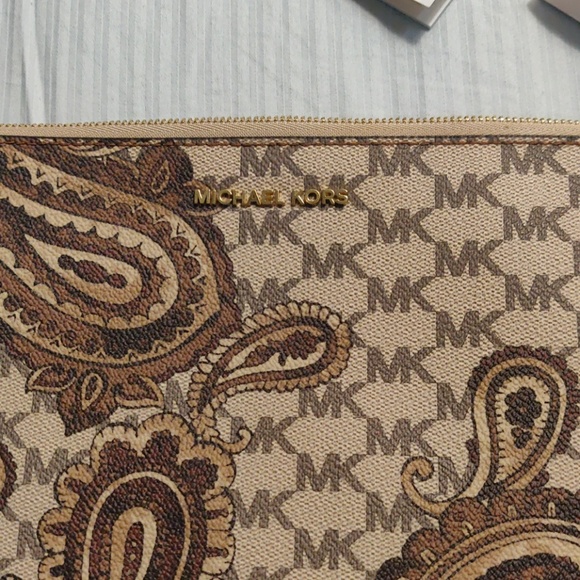 MK LARGE HERITAGE PAISLEY WRISTLET WALLET - Picture 6 of 6